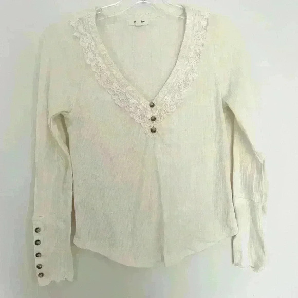 Eyeshadow Women’s Size Small Sweater Cream Long Sleeve V Neck Lace Detail - Picture 1 of 4